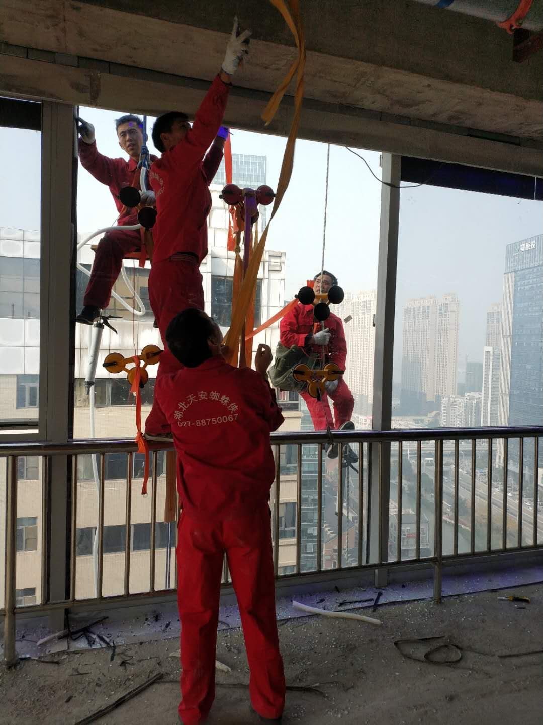 高空作業(yè)，設施齊全